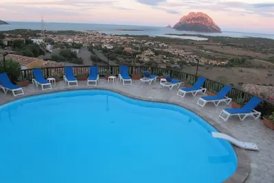 Image de vue imprenable sur la mer et oasis de détente