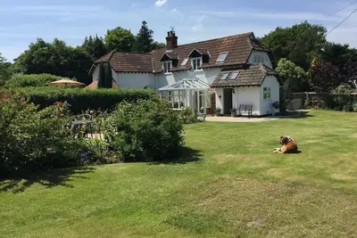 Image de Cottage de luxe de 3 chambres dans le joli village de New Forest parfaitement situé pour les plages