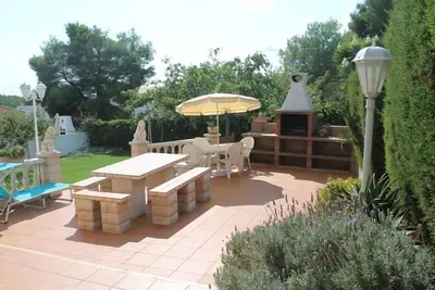 Image de Rez-de-chaussée d'un inmueble de deux étages avec terrace, barbecue et jardin