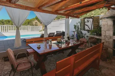 Image de Maison de vacances d'été confortable avec piscine privée et terrasse