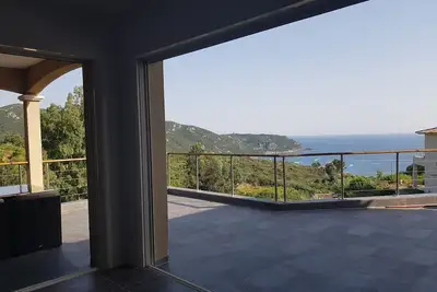 Image de À 1km de plages préservées : Magnifique villa, piscine, parking, superbe vue mer
