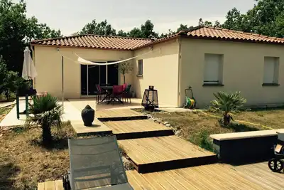 Image de Maison pleins pieds avec piscine  privée capacité 8  village de  Lalbenque (1km)