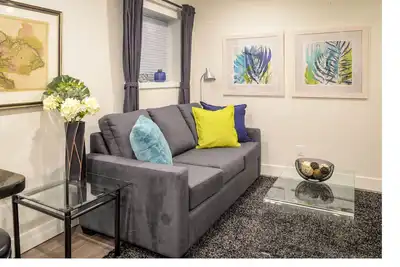 Image de Kitsilano Oasis: Nouvelle suite jardin avec lit king size - Permis 19-175893 ★ ★ ★ ★ ★