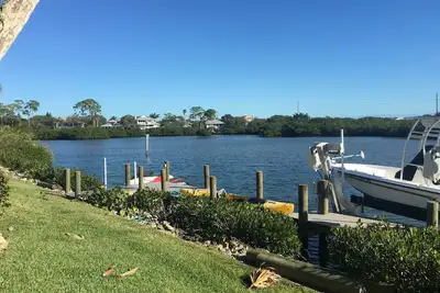 Image de Mid-Century Waterfront Home avec piscine chauffée