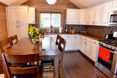 Image de Cottage récemment rénové au bord du lac dans le pouce du Michigan. Un incontournable!