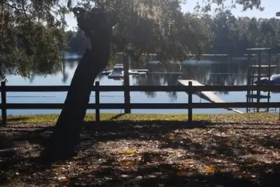 Image de Belle propriété au bord du lac avec des cabines entièrement meublées!