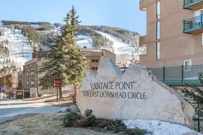 Image de Ce condo de 3 chambres et 3 salles de bains se trouve à 200 mètres de la télécabine et constitue le meilleur rapport qualité-prix de Vail.