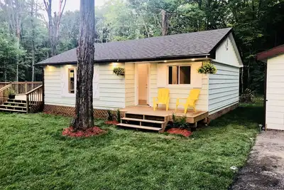 Image de Toute l'année autour de chalet de cul de sec récemment rénové avec nouveau bain à remous