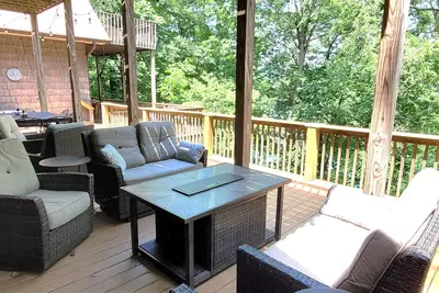 Image de Maison au bord du lac de 7 chambres à Big Creek avec quai privé et grandes terrasses