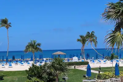 Image de 100+ 5 étoiles commentaires de condo 2br Oceanview entièrement rénové. Pas de frais de séjour quotidiens