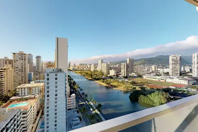 Image de Nouvelle Liste! Condo Waikiki avec terrasse, vue sur la montagne et piscine / bain à remous / sauna communs