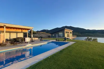 Image de Maison isolée du lac parfaite pour les réunions de famille