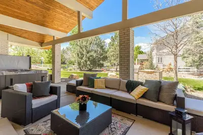 Image de 5000 SqFt Mid Century Mod | Parfait pour les grands groupes et les grandes familles