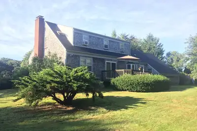 Image de Maison de campagne dans la jolie petite Compton: murs en pierre, champs, bois, ciel, plage