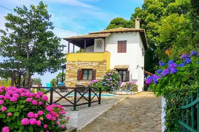 Image de Villa traditionnelle avec piscine privée à Pelion