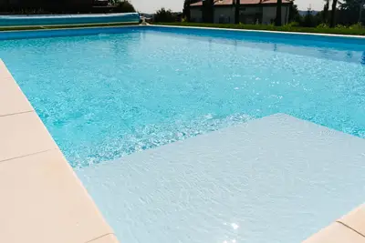 Image de surrounded by greenery and tranquility, just 10 minutes from Como