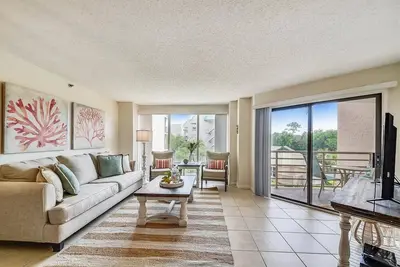 Image de 2 chambres, 2 salles de bain dans le luxueux complexe Villamare, situé à Palmetto Dunes, près de l'océan