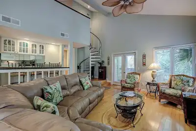 Image de Ce 2ème étage, 2 chambres, 2 salles de bain maison à St. Andrews Commons est au milieu de la belle