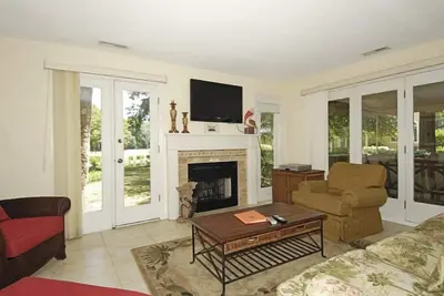 Image de Magnifiquement mise à jour 3 chambres et 3 salles de bain Evian villa maison de ville à Shipyard Plantation!