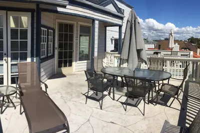 Image de 720 Balboa Ct. 4br / 2ba (2ème et 3ème étages) 100 pieds pour poncer. Aug. 10-17 2019 disponible