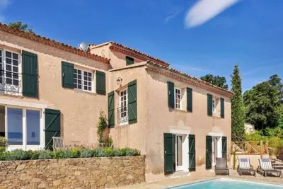 Image de Maison de village sur flanc de colline rénovée avec piscine et vue magnifique
