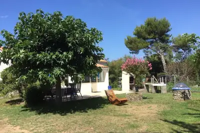 Image de Maison sur 1 700 m² de terrain arboré et clos très calme et proche de la mer