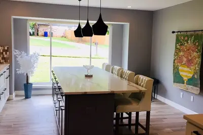 Image de Joliment amélioré la maison 1. 6 miles de Gaylord Memorial Stadium.