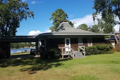 Image de Maison confortable avec atterrissage de bateau privé
