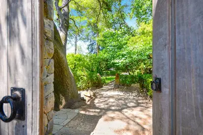 Image de Enclave privée à distance de marche de la Plaza 5 chambres / 5 1/2 salles de bains