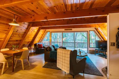 Image de Calme une cabine de cadre dans le Twain Harte Woods