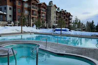 Image de 2 chambres avec salle de séjour, 1700 m², 8 couchages. Au pied du domaine skiable de Northstar,