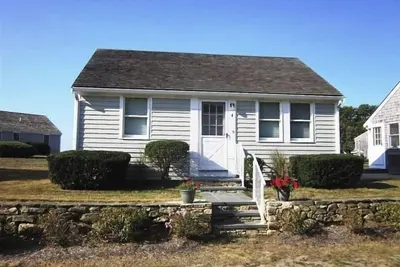 Image de Quaint Wellfleeter Cottage sur Mayo Plage avec 400 mètres de plage privée
