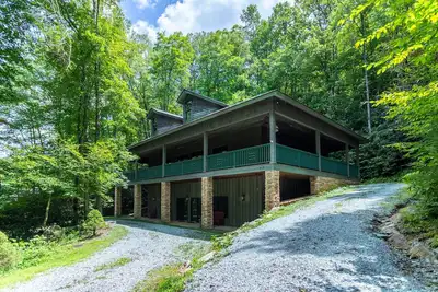 Image de Honey Bear Haven ~ En communauté fermée, table de billard, cheminée extérieure, près de Boone!