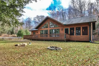 Image de Belle maison du lac Kentuck nichée parmi les pins.