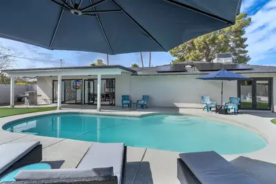 Image de Détendez-vous au bord de la piscine dans cette propriété de luxe entièrement rénovée de la vieille ville de Scottsdale.