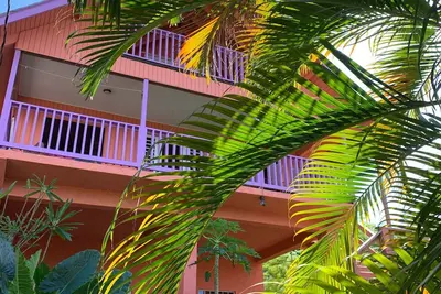 Image de A-Frame maison de plage se situe très haut dans les amandiers