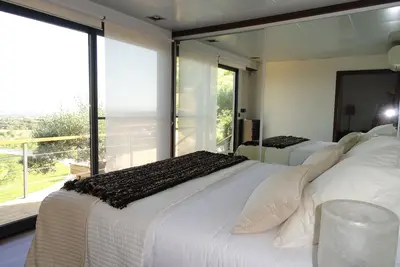 Image de Superbe maison de 3 chambres modernes dans une ferme avec piscine