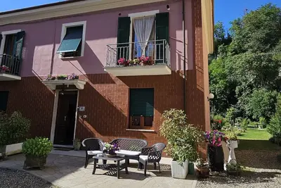 Image de Mini-hébergement avec un grand jardin à 100 mètres des thermes d'Acqui