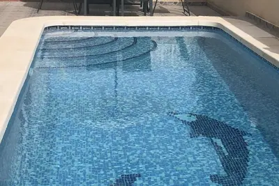 Image de Beachside House avec piscine privée, barbecue, terrains de golf, marchés et commodités