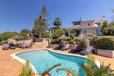Image de 5 chambres Villa avec piscine, bain à remous et vue sur la mer Superbe. Près de la ville et de la plage