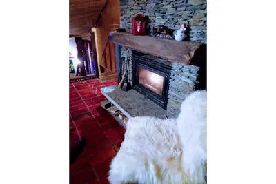 Image de appartement avec mezzanine et cheminée