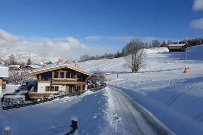 Image de Chalet / maison de vacances incroyablement beau, dans les montagnes sur la piste de ski de Kitzbühel