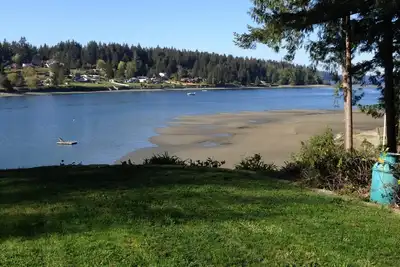 Image de Lakebay Waterfront Beach House toute l'année avec des vues incroyables!