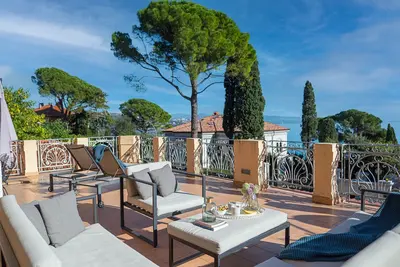 Image de Appartement de luxe avec belle terrasse vue mer: à 50m de la mer, à pied de la ville