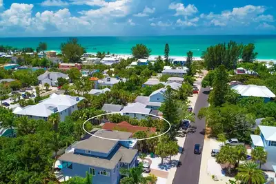 Image de Escapade Mi Oasis! À seulement 200 pas de la plage dans une rue très calme