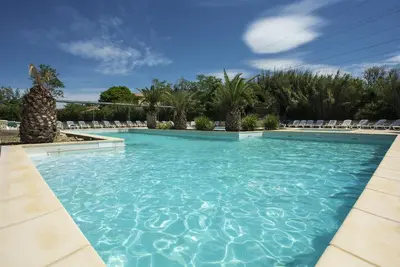 Image de Maison de vacances confortable 7p dans un parc de vacances avec grande piscine à Arles, wifi, climatisation