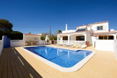 Image de Grande villa et grande piscine avec vue sur la mer