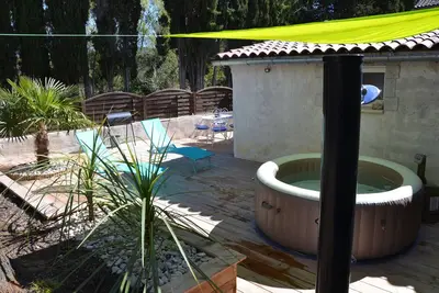 Image de Gite avec spa privé et terrasse clos à proximité de commerces et de rivières