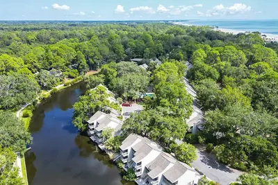 Image de Adorable unité de 3 chambres, 3 salles de bains à quelques pas de l'océan offrant une vue magnifique sur le l