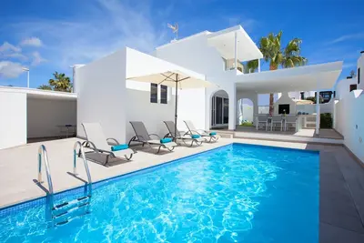 Image de Villa de luxe avec 4 chambres et 3 salles de bain dans le centre de Puerto del Carmen avec Wifi et climatisation gratuits